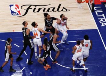 New York Knicks logró una remontada histórica, venció a los Spurs y está a un paso del título