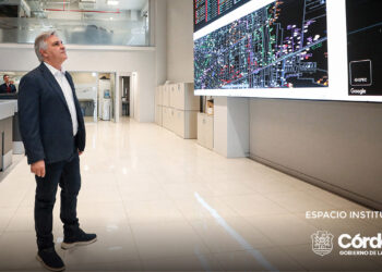 El gobernador recorrió el Centro de Control de Alumbrado Público Inteligente de Epec.