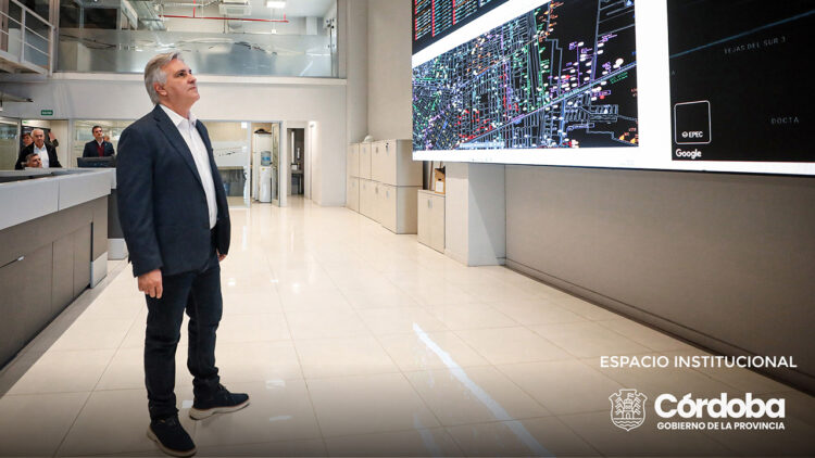 El gobernador recorrió el Centro de Control de Alumbrado Público Inteligente de Epec.