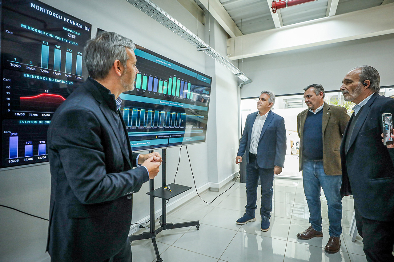 El gobernador Llaryora recorrió el Centro de Control de Alumbrado Público Inteligente