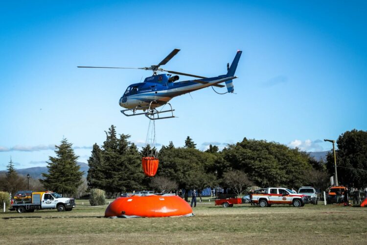 La Provincia capacita a pilotos para el combate de incendios forestales Participan 5 nuevos pilotos de la Dirección Provincial de Aeronáutica.