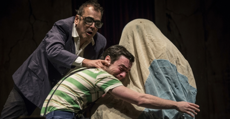Pompeyo Audivert trae su "Edipo en Ezeiza" al Comedia En un living de Flores, los protagonistas de esta tragedia en modo comedia enfrentan la incertidumbre total sobre su pertenencia. La obra explora los hilos invisibles entre el poder, la ceguera política y los secretos familiares.
