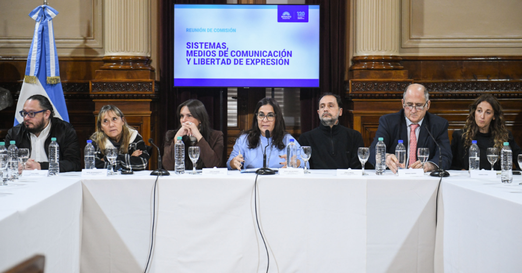 Presentaron en el Senado el proyecto para crear un nuevo Estatuto del Periodista Profesional Presentación del Proyecto de Ley del Nuevo Estatuto del Periodista. Foto: Prensa Senado.