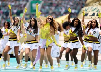 Con homenaje a Diego y Pelé: Shakira encabezó la primera ceremonia inaugural