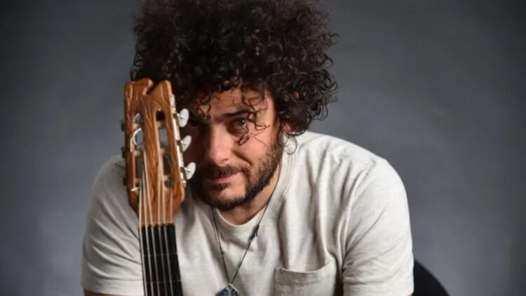 El invierno trae a Raly Barrionuevo junto a su maquinaria de nuevas canciones El proyecto destaca por un proceso de creación que no conoció de urgencias. “Son canciones que pedían su propio tiempo para nacer”, sugiere el artista.