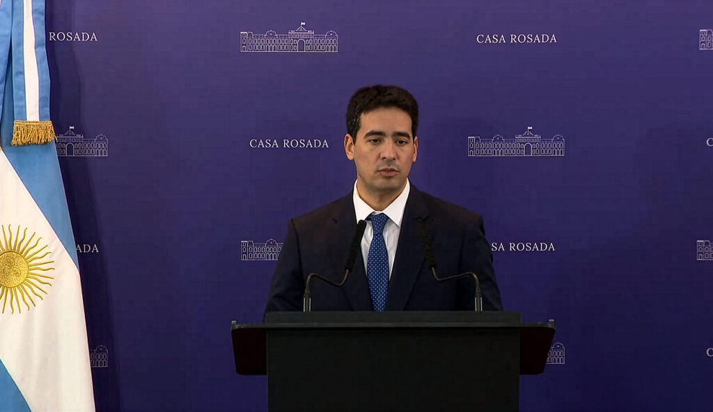 Adrián Ravier en su nuevo rol de vocero presidencial.