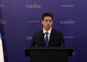 Adrián Ravier en su nuevo rol de vocero presidencial.