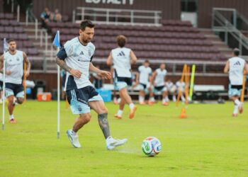 Scaloni probó a los tocados y diagrama el equipo para enfrentar a Islandia