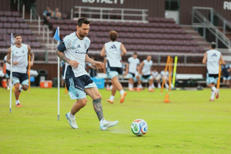 Argentina entrenó ayer en Cotton Field pensando en Islandia.