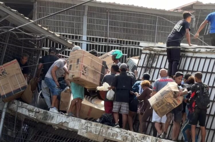 Varias personas ingresaron a los establecimientos trepando por techos desplomados y atravesando calles fracturadas para extraer mercancía.