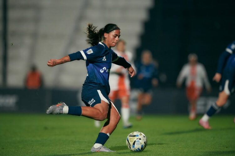 Talleres goleó 4-0 a Huracán en La Boutique Brisa Jara marcó la primera conquista de la noche.