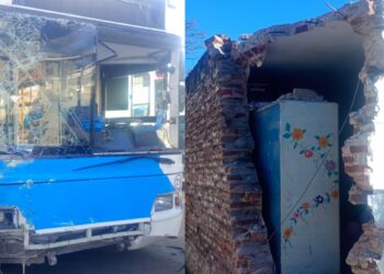 Un colectivo destrozó parte de un centro vecinal