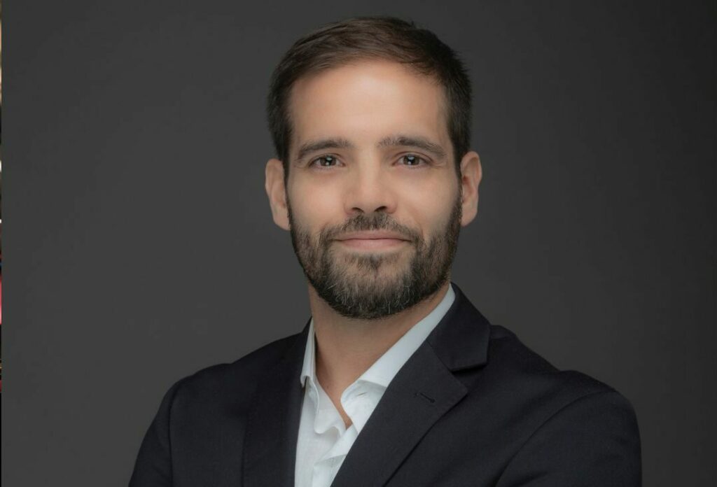 La poesía encuentra su voz en “La canción modelo”