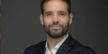 La poesía encuentra su voz en “La canción modelo”