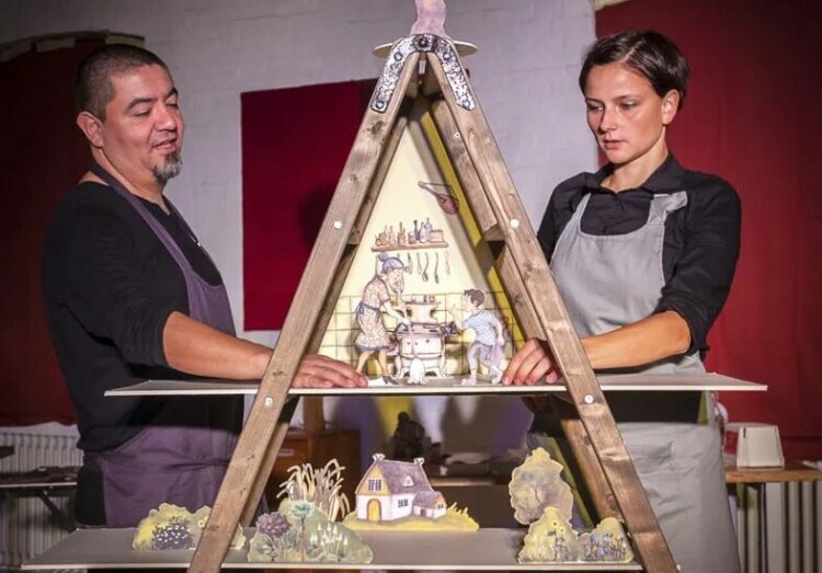 Surgido en la Inglaterra del siglo XIX, el teatro de papel se caracteriza por sus montajes de pequeño formato, donde figuras de una o dos caras, incluso con mecanismos de movimiento, dan vida a las historias.