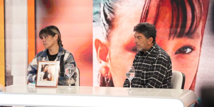Los abuelos de Agostina Vega reclamaron justicia y pidieron que se investigue si hubo más implicados en el crimen, mientras crecen las críticas políticas y judiciales por el manejo de la causa en Córdoba.