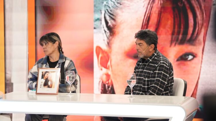 Los abuelos de Agostina reclamaron justicia y pidieron que se investigue si hubo más implicados Los abuelos de Agostina Vega reclamaron justicia y pidieron que se investigue si hubo más implicados en el crimen, mientras crecen las críticas políticas y judiciales por el manejo de la causa en Córdoba.