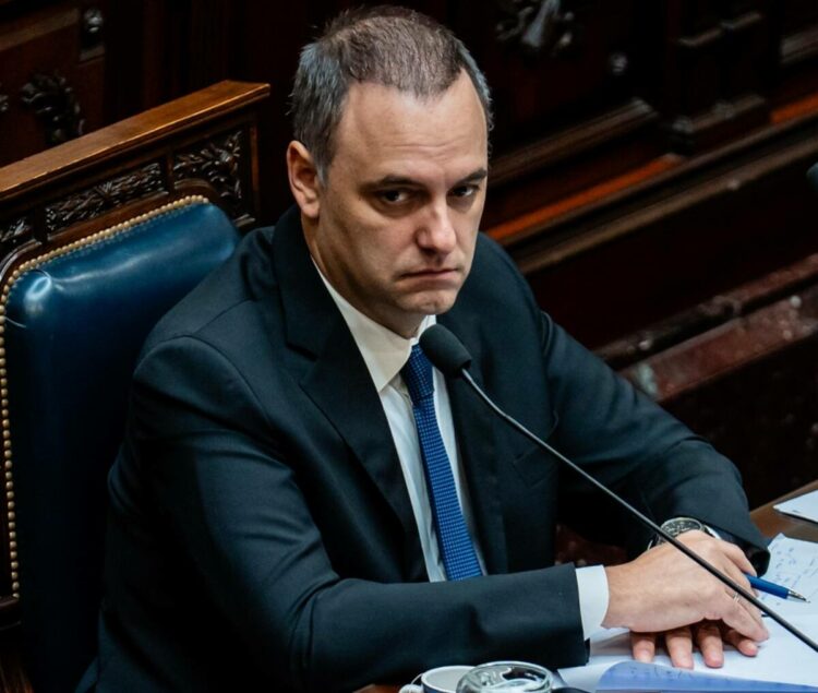 Adorni apura su declaración jurada y proyecta exponer en el Senado en agosto El jefe de Gabinete, Manuel Adorni, prevé presentar antes del 15 de junio su declaración jurada patrimonial en medio de la investigación por presunto enriquecimiento ilícito y ya organiza una nueva exposición de gestión en el Senado para agosto.