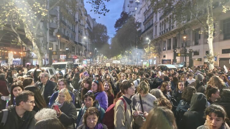 Una masiva movilización de mujeres colma la Plaza del Congreso, frente al Palacio Legislativo, en la 11a. marcha federal convocada por el colectivo Ni Una Menos.