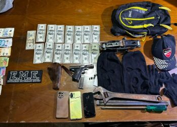Detuvieron a dos hombres armados dentro de una vivienda
