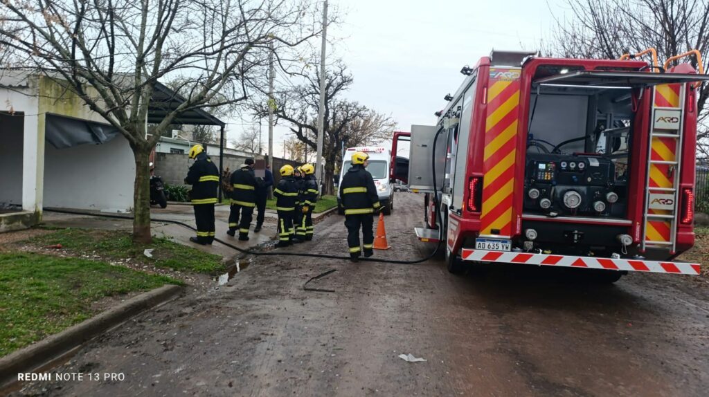 Una mujer sufrió graves quemaduras tras el incendio de una vivienda