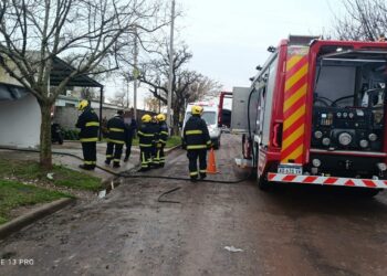 Una mujer sufrió graves quemaduras tras el incendio de una vivienda