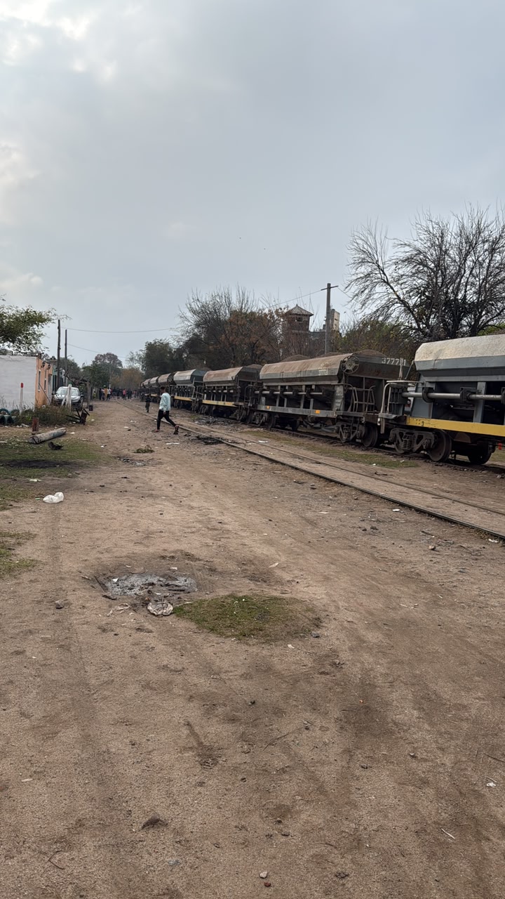Descarriló un tren de carga y un niño terminó herido El descarrilamiento de una formación de carga en barrio Villa Los Galpones provocó momentos de tensión y dejó a un niño de 10 años con heridas leves.