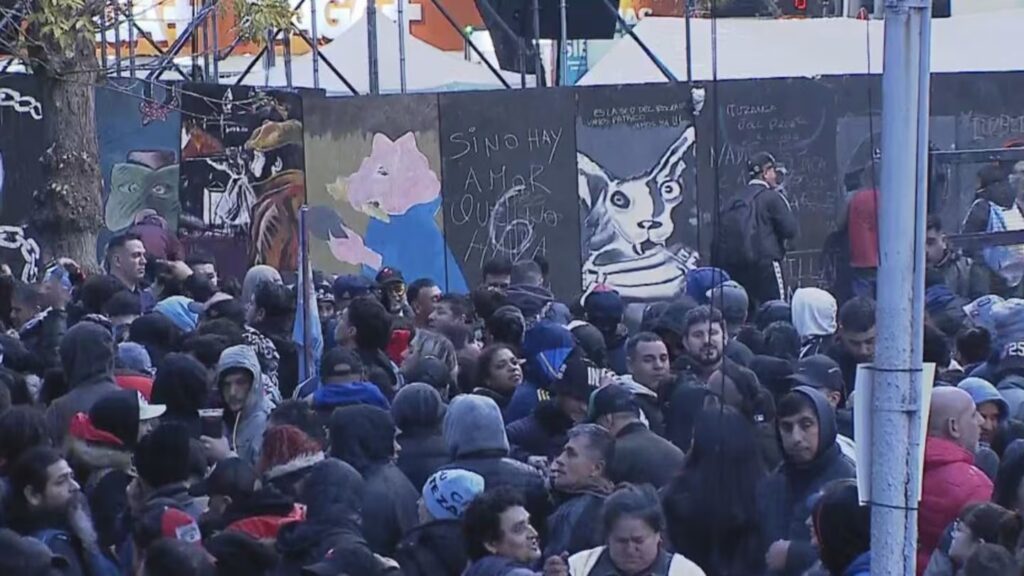 Multitudinaria despedida al Indio Solari en Avellaneda
