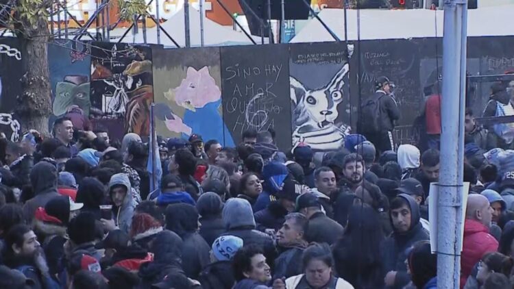 Multitudinaria despedida al Indio Solari en Avellaneda Miles de seguidores del Indio Solari colman las inmediaciones del Polideportivo Gatica, en Avellaneda, para darle el último adiós al histórico referente del rock argentino.