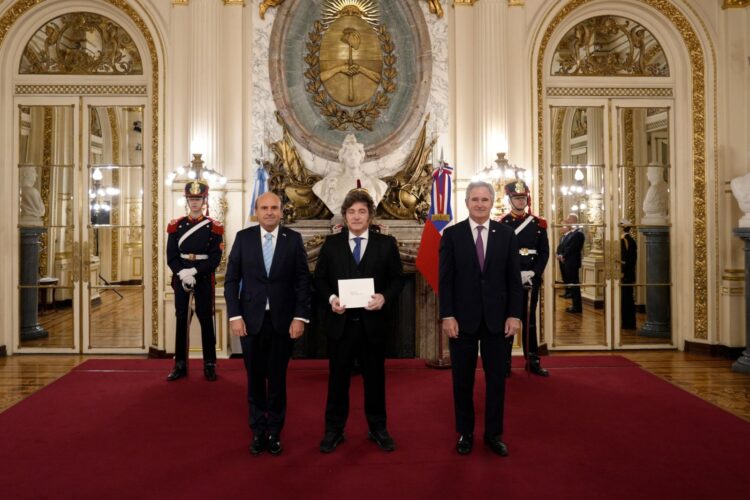Milei recibió las cartas credenciales de seis nuevos embajadores El presidente Javier Milei recibió en la Casa Rosada las cartas credenciales de seis nuevos embajadores, quienes quedaron oficialmente habilitados para representar a sus países en Argentina.
