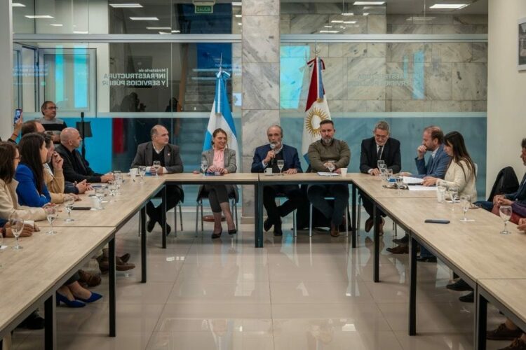Córdoba lanza el HUB Universitario BIM para acelerar la innovación tecnológica La Provincia presentó el HUB Universitario BIM, un espacio que integra a seis universidades cordobesas para promover la capacitación, la investigación y la incorporación de tecnologías innovadoras en la industria de la construcción.