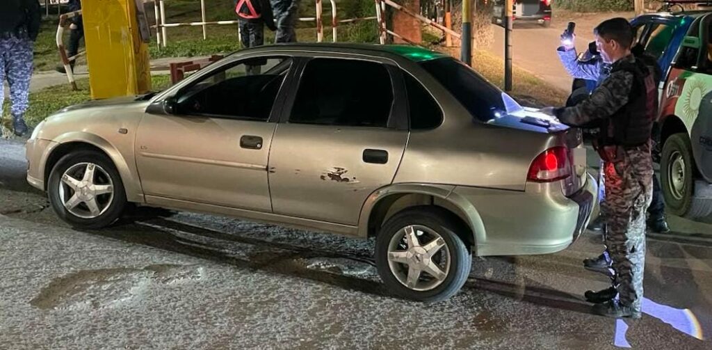 Detuvieron a dos hombres tras robar objetos de un automóvil Detuvieron a dos hombres tras robar objetos de un automóvil