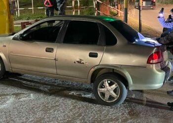 Detuvieron a dos hombres tras robar objetos de un automóvil Detuvieron a dos hombres tras robar objetos de un automóvil