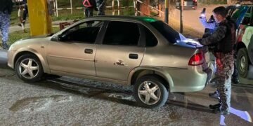 Detuvieron a dos hombres tras robar objetos de un automóvil Detuvieron a dos hombres tras robar objetos de un automóvil