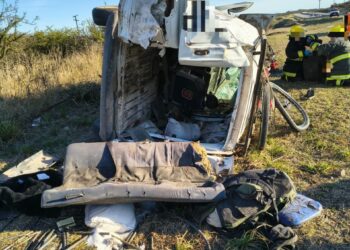 Cinco personas resultaron heridas tras el vuelco de una camioneta