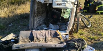 Cinco personas heridas tras el vuelco de una camioneta Cinco personas resultaron heridas tras el vuelco de una camioneta