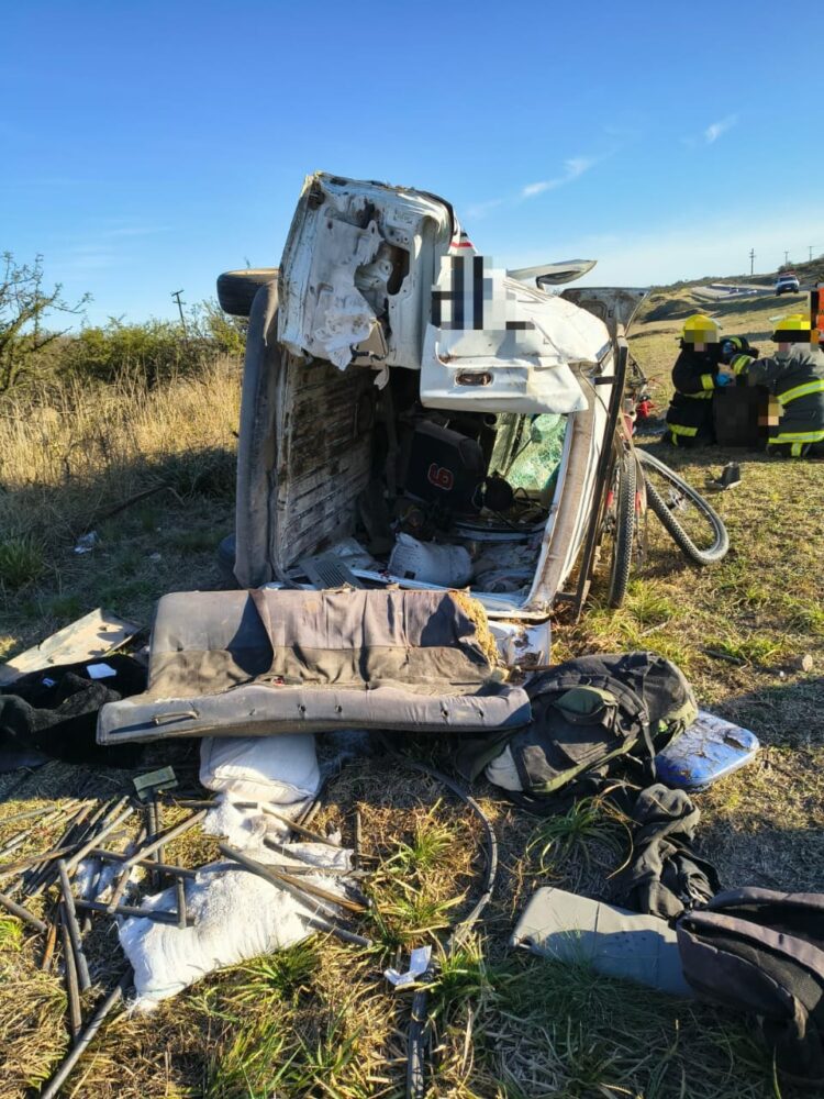 Cinco personas resultaron heridas tras el vuelco de una camioneta