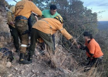 Rescataron a una mujer que cayó por un barranco en el Cerro de la Cruz