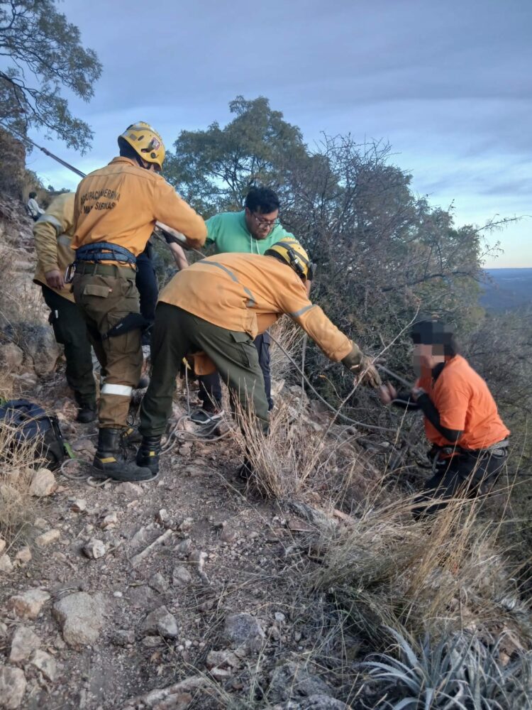 La mujer, de 64 años, fue rescatada por bomberos y efectivos policiales tras caer por un barranco mientras descendía del Cerro de la Cruz, en San Marcos Sierras. Sufrió lesiones leves y quedó al cuidado de sus familiares.