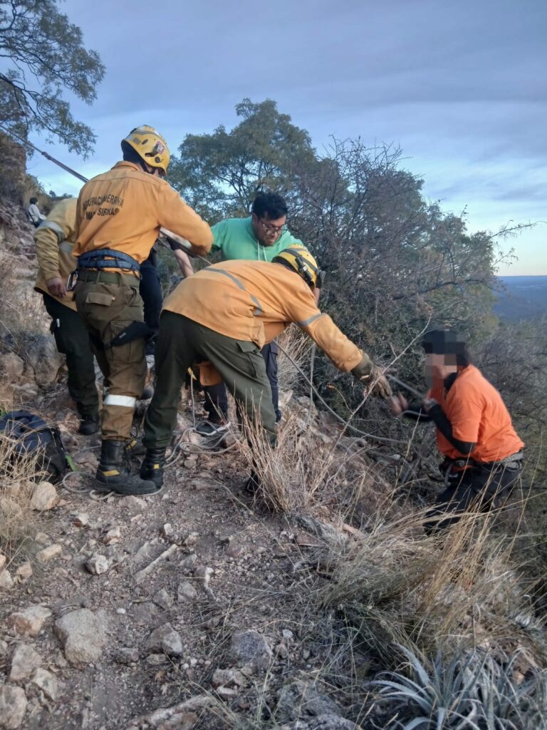 Rescataron a una mujer que cayó por un barranco en el Cerro de la Cruz Rescataron a una mujer que cayó por un barranco en el Cerro de la Cruz