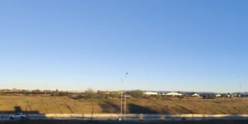 Córdoba tendrá este lunes una jornada fría y estable, con una temperatura máxima de 13°C, cielo parcialmente nublado durante gran parte del día y condiciones despejadas hacia la noche. Los vientos soplarán del sector sur y sureste con intensidad moderada.