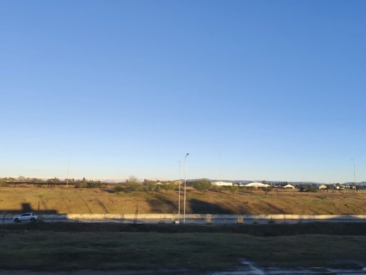 Córdoba tendrá este lunes una jornada fría y estable, con una temperatura máxima de 13°C, cielo parcialmente nublado durante gran parte del día y condiciones despejadas hacia la noche. Los vientos soplarán del sector sur y sureste con intensidad moderada.