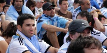 Una encuesta reveló qué prefieren los argentinos: mejorar la economía o ganar otro Mundial Una encuesta reveló qué prefieren los argentinos: mejorar la economía o ganar otro Mundial