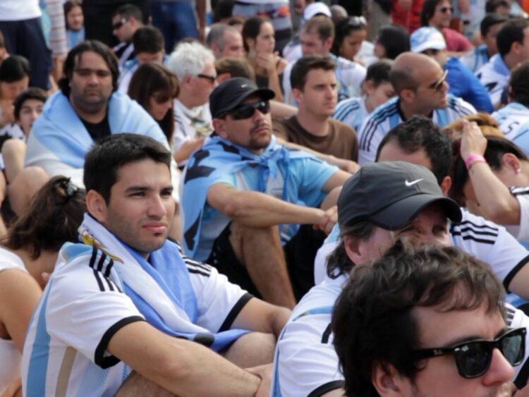 Una encuesta nacional reveló que la mayoría de los argentinos considera que un eventual título de la Selección en el Mundial 2026 no tendría impacto político ni modificaría su voto.