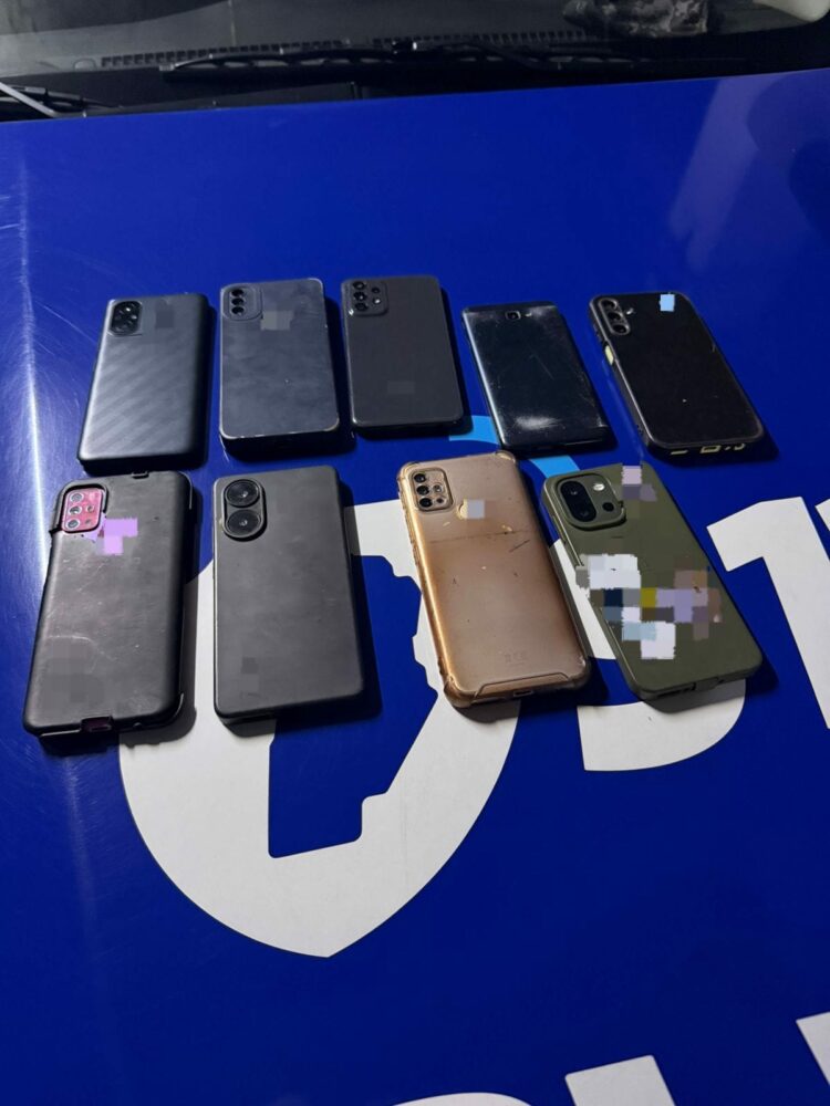 Cuatro detenidos y nueve celulares recuperados Durante los festejos por el partido de la Selección Argentina en el centro de Córdoba, la Policía detuvo a cuatro personas y recuperó nueve teléfonos celulares que habrían sido sustraídos mediante la modalidad de “pasamanos”. El operativo contó con el apoyo de las cámaras de seguridad.