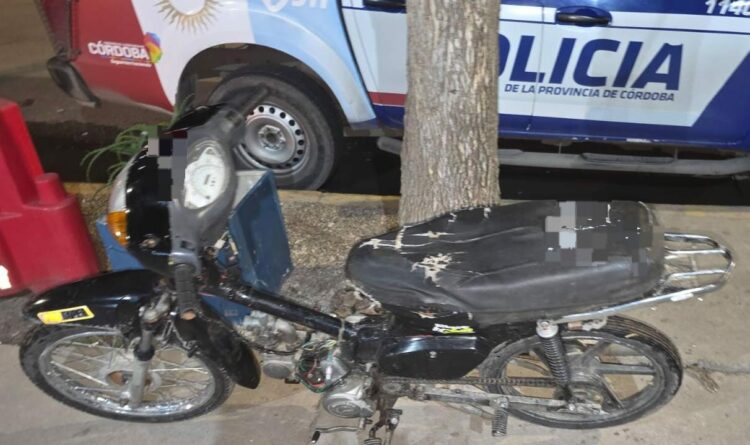 Intentó atropellar a un policía, atacó a los efectivos con aceite caliente y terminó detenido El adolescente fue detenido tras una persecución policial que culminó con un ataque a los efectivos mediante el lanzamiento de aceite caliente desde una vivienda ubicada entre los barrios Juan Pablo II y Marcelo T. de Alvear.