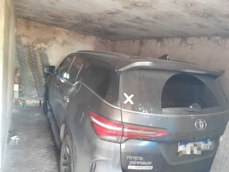 Recuperaron dos vehículos con pedido de secuestro durante un operativo de la Patrulla Rural Durante un operativo realizado en la zona rural de Rafael García, la Patrulla Rural recuperó una Toyota Hilux y una Toyota SW4 que eran requeridas por la Justicia en el marco de investigaciones por robo de vehículos.