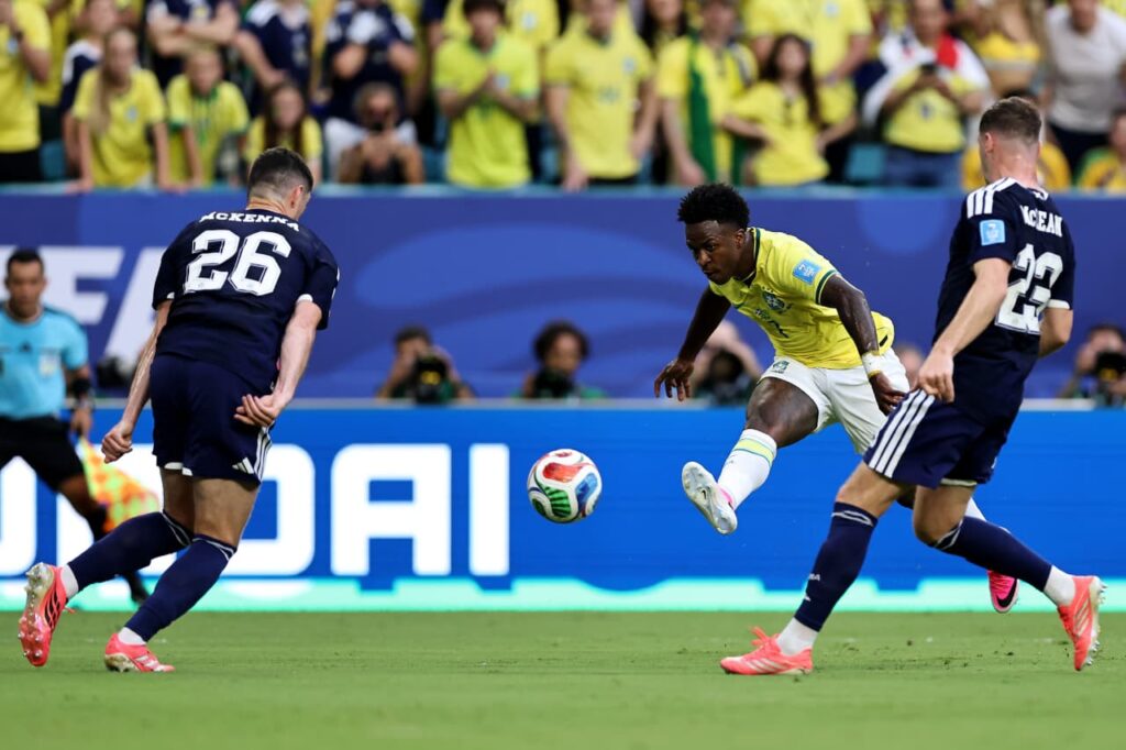 Brasil goleó a Escocia por 3-0 y clasificó primero a los 16avos de final