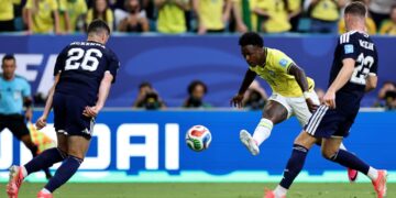 Brasil goleó a Escocia por 3-0 y clasificó primero a los 16avos de final