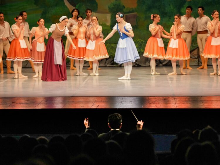 Con un gran marco de público, el Ballet Oficial de la Provincia y la Orquesta Sinfónica de Córdoba estrenaron este jueves una nueva producción de Giselle en el Teatro del Libertador.